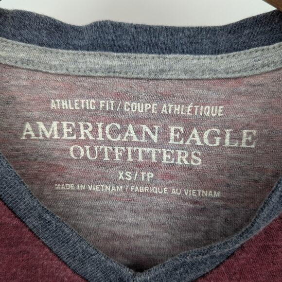 American Eagle Outfitters Men’s V-Neck Striped Tee XS Athletic Fit Gray Blue Red - Picture 3 of 5